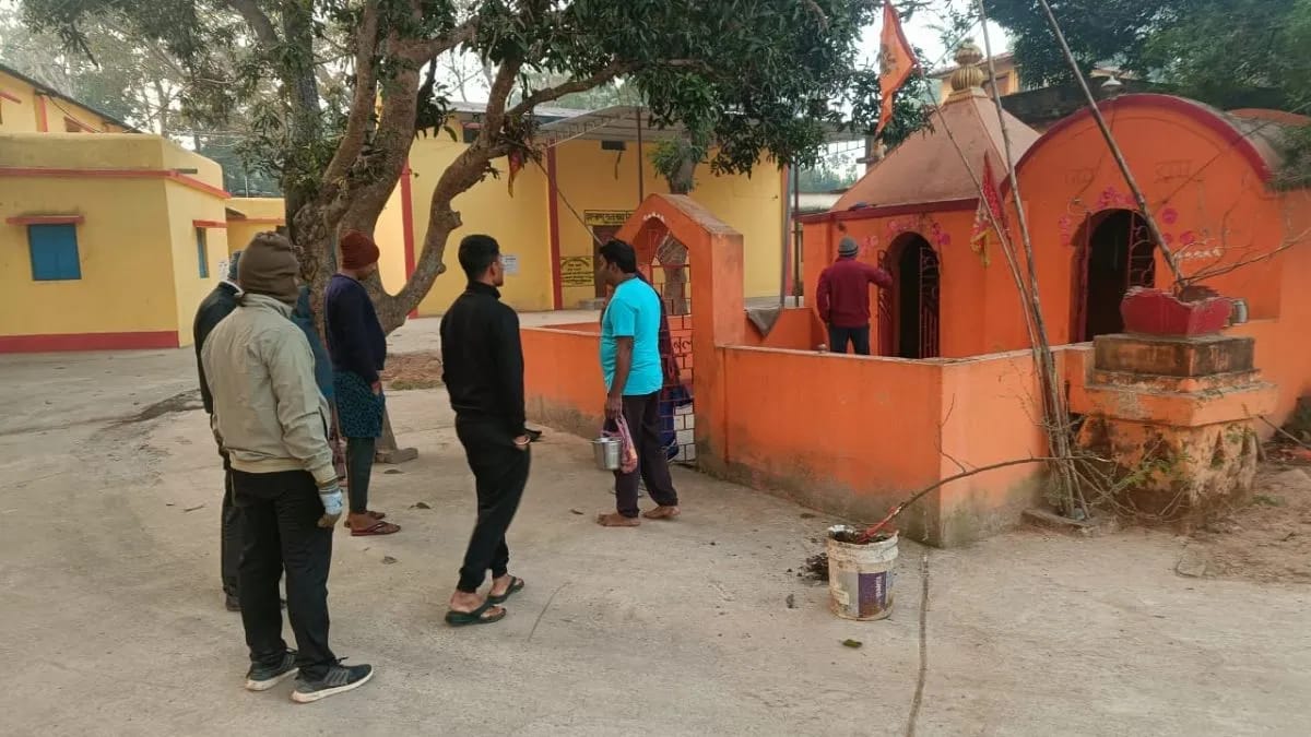 गुमला :  घाघरा प्रखंड कार्यालय परिसर स्थित धार्मिक स्थल में तोड़फोड़, आक्रोशितों ने सड़क जाम की