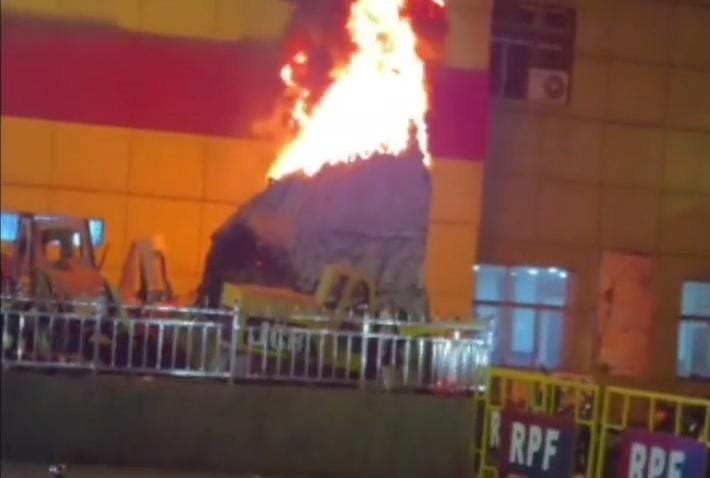 धनबाद स्टेशन के बाहर रेलवे शो-पीस में लगी भीषण आग, दमकल की तत्परता से टली बड़ी घटना