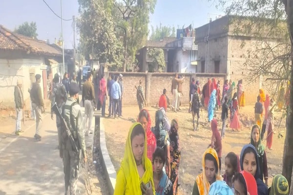 देवघर :  धार्मिक स्थल के जीर्णोद्धार को लेकर दो पक्षों में हिंसक झड़प, 12 से ज्यादा लोग घायल