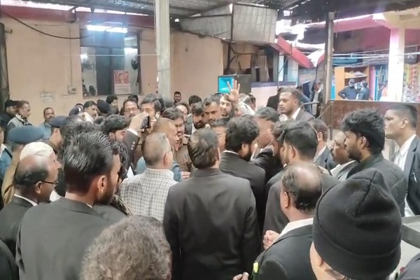 धनबाद: बार एसोसिएशन और पंचकर्म भवन के बीच रातोंरात बनी दीवार, वकीलों  ने दिया 3 दिन का अल्टीमेटम