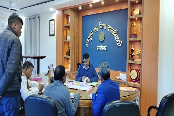 लातेहार: DC ने मुख्यमंत्री स्वास्थ्य सहायता योजना के लाभुकों को अविलंभ लाभ देने का दिया निर्देश