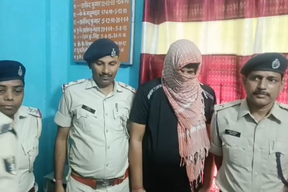 पूर्णिया :  सब्जी दुकान की आड़ में चल रहा था हथियारों का धंधा, कारतूस, पिस्टल और AK-47 के ब्रिज ब्लॉक के साथ तस्कर गिरफ्तार