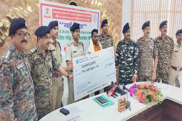 लातेहार :  पुलिस की दबिश से परेशान होकर JJMP का सब जोनल कमांडर लवलेश गंझू ने किया सरेंडर