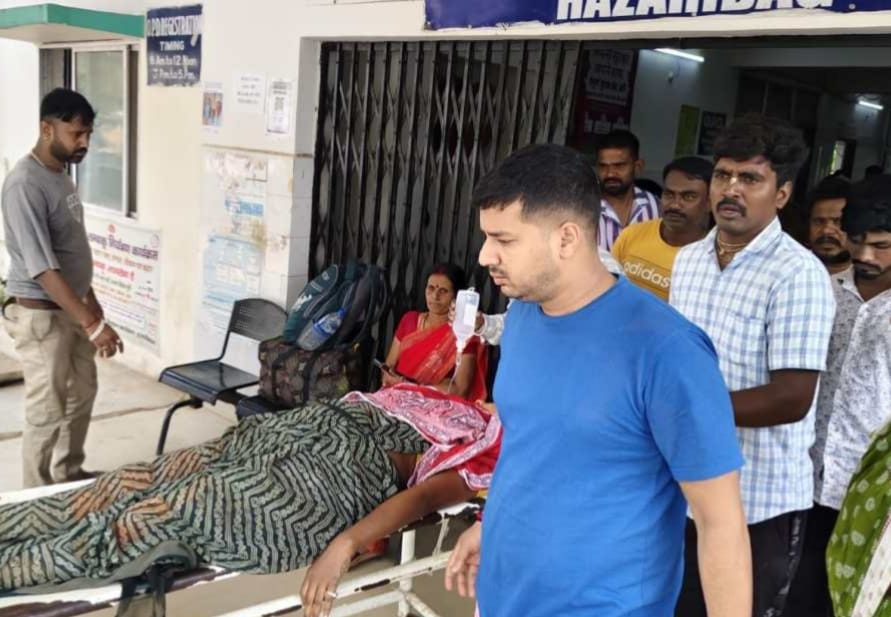 गिरिडीह के बगोदर में सड़क हादसा : हजारीबाग के 12 कपड़ा व्यापारी घायल, 2 की हालत गंभीर