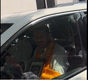 तेज प्रताप यादव ने महुआ से भरा नामांकन, कहा–दादी का आशीर्वाद मेरे साथ....