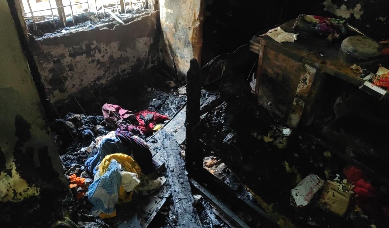 धनबाद :  सरायढेला विकास नगर में तीन मंजिला मकान में लगी आग, दो की मौत, छह झुलसे