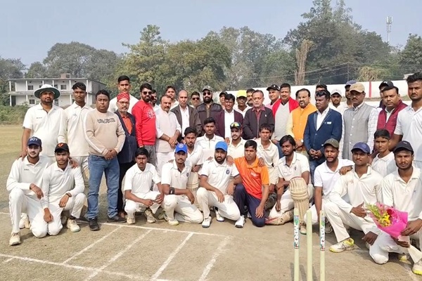 सांसद खेल महोत्सव : धनबाद के रेलवे ग्राउंड में क्रिकेट प्रतियोगिता का शुभारंभ, 24 टीमें ले रहीं भाग