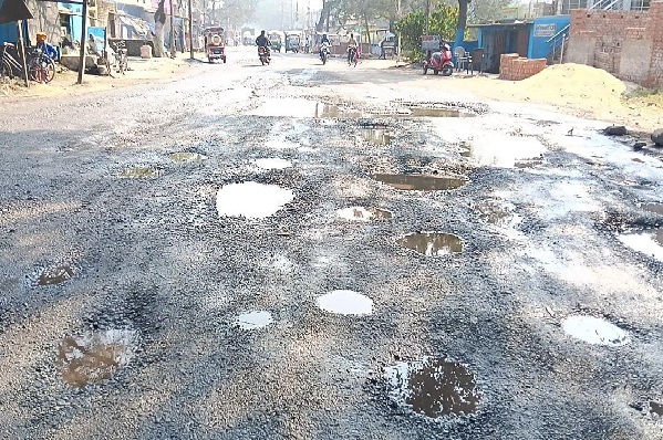 झरिया-सिंदरी मुख्य सड़क की स्थिति बदहाल, पानी लीकेज से बने बड़े व गहरे गड्ढे दे रहे मौत को दावत