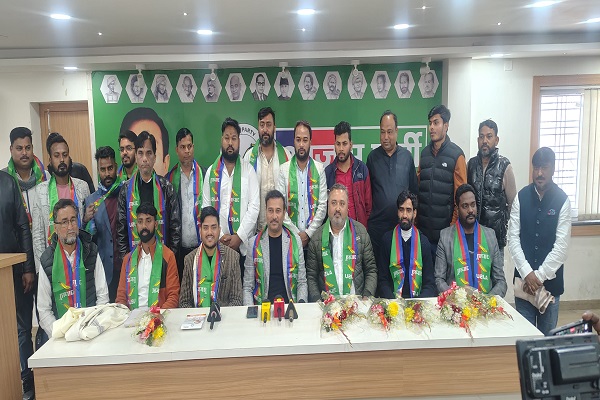 रांची: अभिषेक कुमार और मनमंत बैश समर्थकों संग आजसू पार्टी में हुए शामिल, सुदेश महतो ने दिलाई सदस्यता