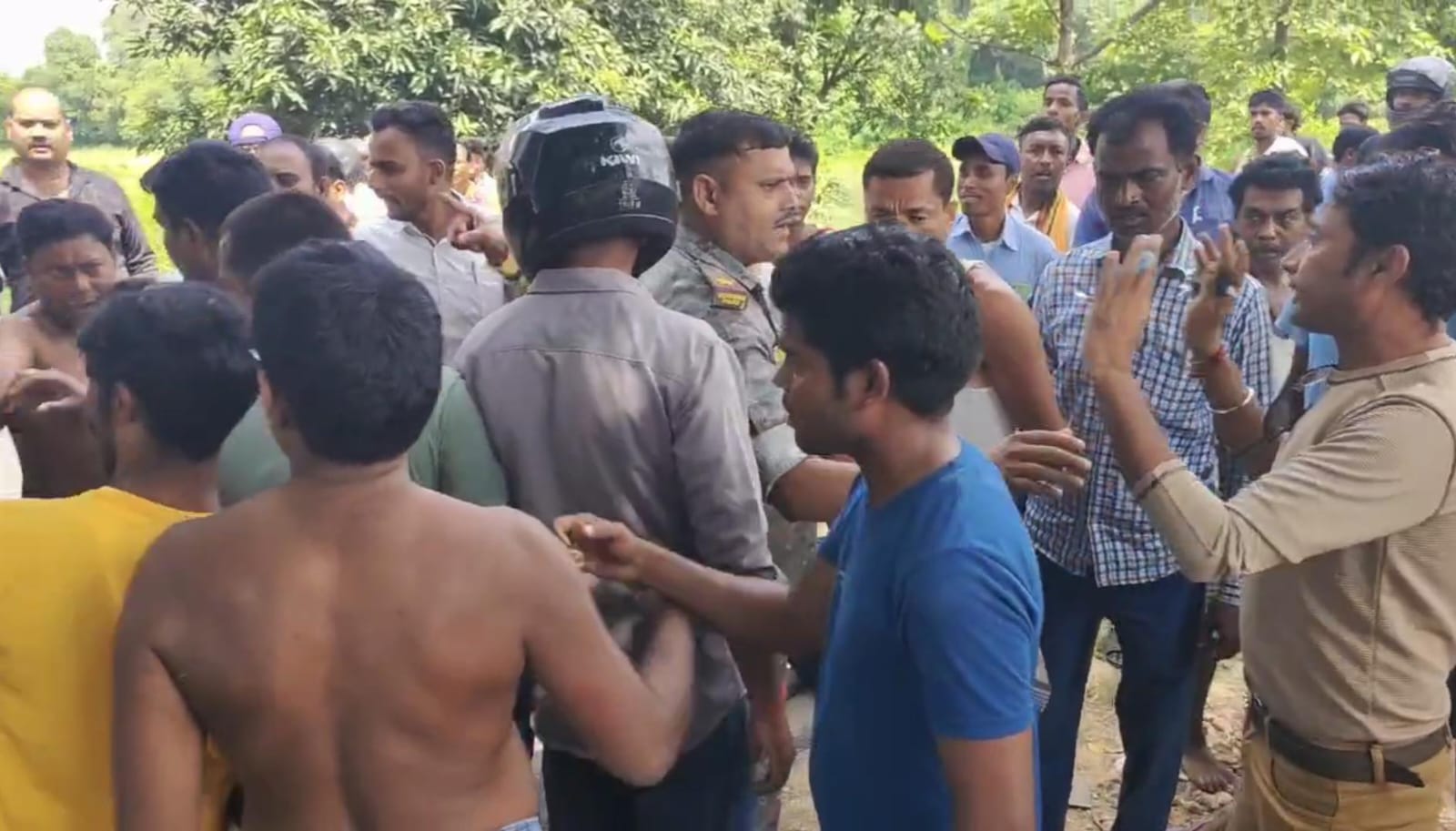 धनबाद :  पलानी मोड़ पर बुलेट-ट्रक की टक्कर, बाल-बाल बची जान, ग्रामीणों ने सड़क जाम की