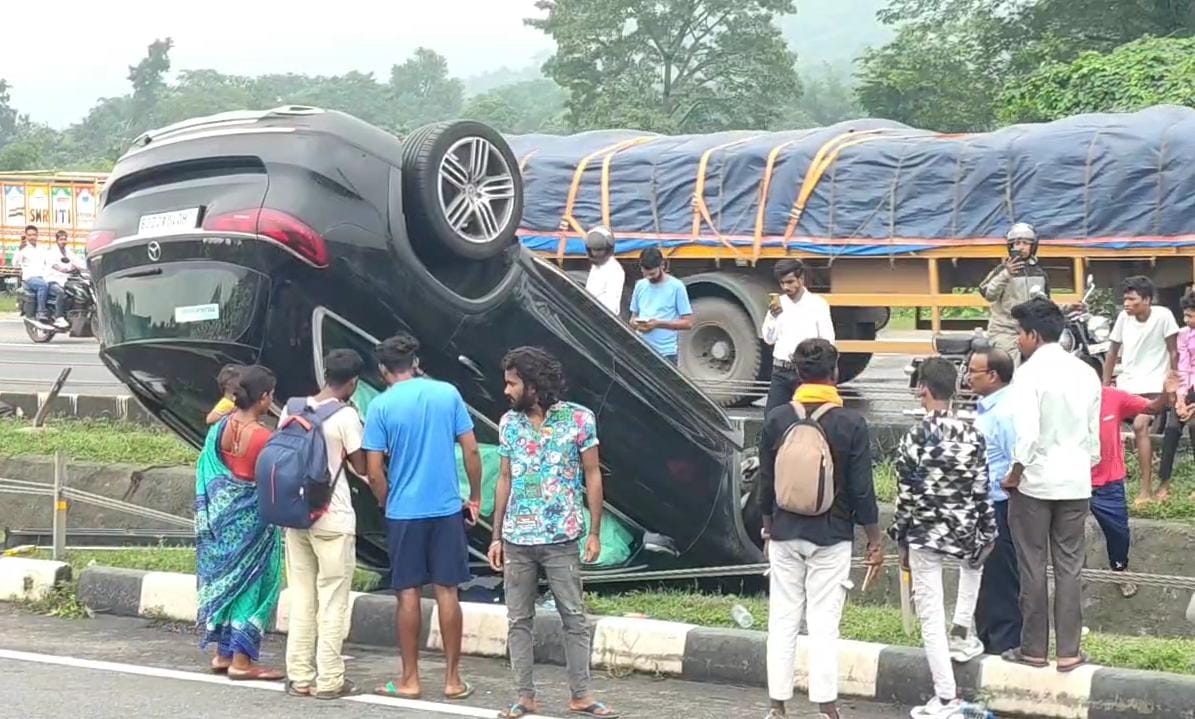 धनबाद :   बारिश-फिसलन के कारण तेज रफ्तार मर्सिडीज पलटी, तीन युवक घायल