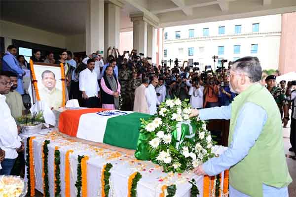 राज्यपाल ने शिक्षा मंत्री रामदास सोरेन को श्रद्धांजलि अर्पित की