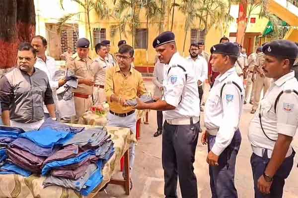 धनबाद :  NGO ने  ट्रैफिक पुलिसकर्मियों के बीच बांटे रेनकोट