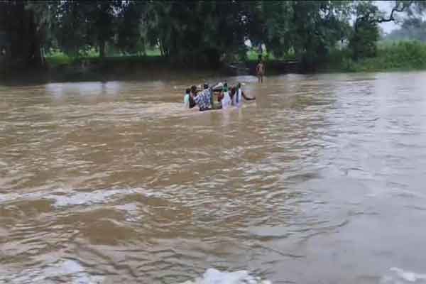 पलामू : ना पुल, ना एंबुलेंस, ग्रामीणों ने गर्भवती महिला को खाट पर लिटाकर नदी पार कराया