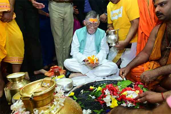 राज्यपाल ने बाबा धाम में की पूजा-अर्चना, राज्यवासियों की सुख-समृद्धि की कामना की