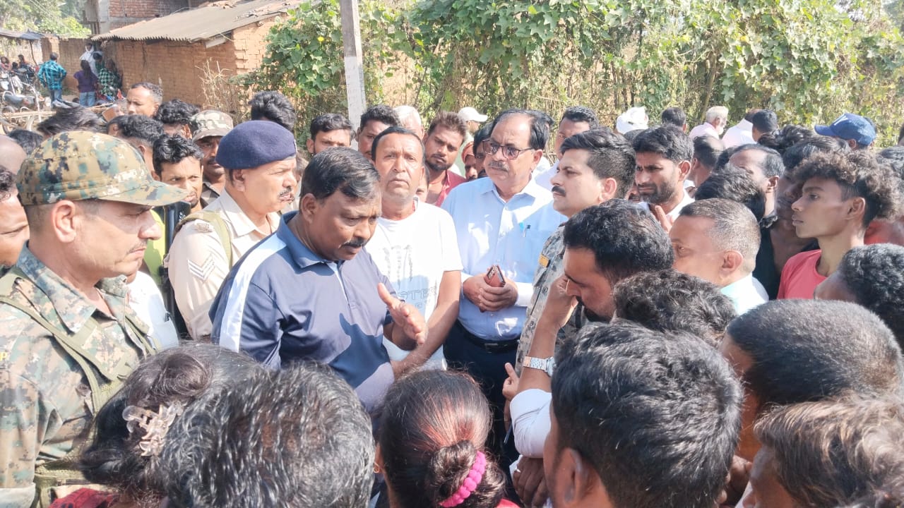 पलामू :  सड़क दुर्घटना में युवक की मौत के बाद ग्रामीणों में रोष, विधायक के आश्वासन पर जाम हटा