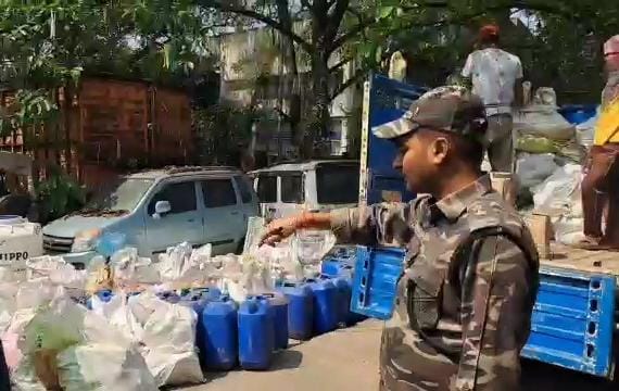 धनबाद :  तीलाटांड में नकली शराब फैक्ट्री का भंडाफोड़, 800 लीटर स्प्रिट व 50 पेटी शराब जब्त