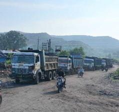 चतरा पुलिस पर अवैध वसूली का आरोप, 1500 हाइवा मालिकों की हड़ताल जारी, CM से करेंगे शिकायत