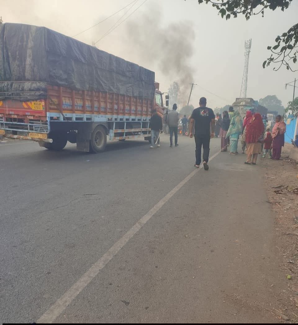 रामगढ़ :  जंगली हाथियों के आतंक के विरोध में सड़क पर उतरे ग्रामीण