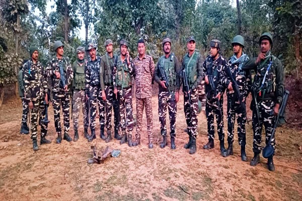 लातेहार :    सुरक्षाबलों को बड़ी सफलता, सेरेनदाग जंगल में नक्सलियों द्वारा छिपाये सिलेंडर बम डिफ्यूज