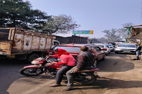 रामगढ़: सोमा मुंडा हत्याकांड को लेकर सड़क पर उतरे आदिवासी संगठन, कुज्जू नया मोड़ NH33 बंद