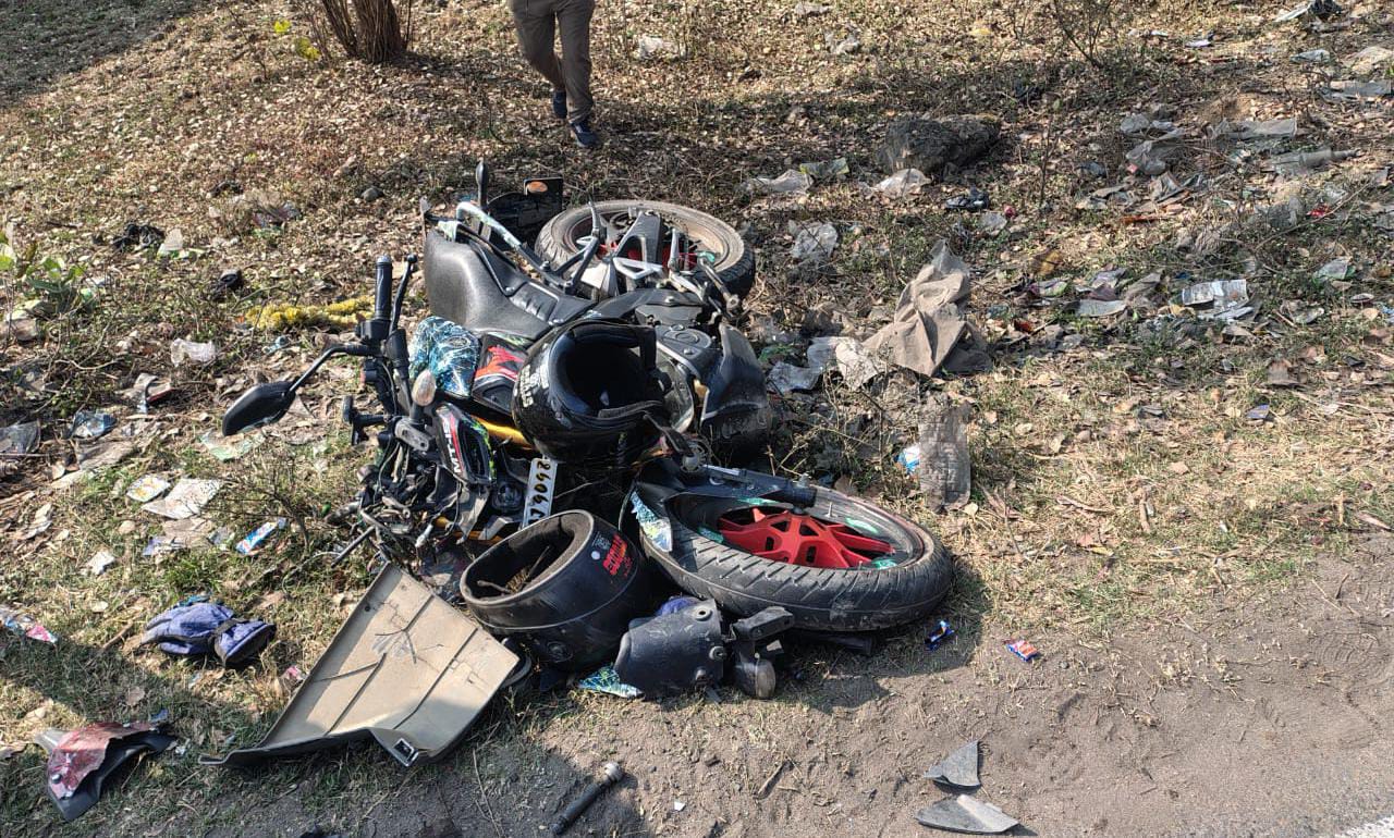 पलामू :   हाइवा की चपेट में आकर बाइक सवार दो युवक गंभीर रूप से घायल