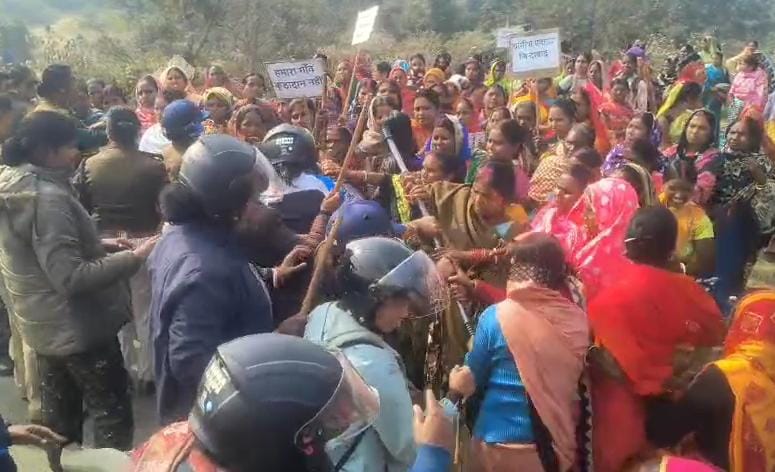 धनबाद :  सीवरेज ट्रीटमेंट प्लांट निर्माण पर फूटा ग्रामीणों का गुस्सा, जीतपुर पेटिया बस्ती में स्थिति तनावपूर्ण