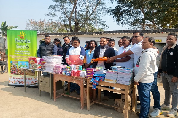 जमशेदपुर: सीड्स बीस फाउंडेशन ने बच्चों के बीच बांटे शैक्षणिक सामग्री, खिले बच्चों के चेहरे