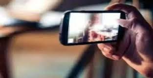 धनबाद :  SNMMCH में महिला का छिपकर वीडियो बनाने वाले को भीड़ ने पीटा, पुलिस को सौंपा