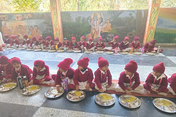 लातेहार: सरस्व्ती विद्या मंदिर में समरसता खिचड़ी का आयोजन, भाईचारे का संदेश