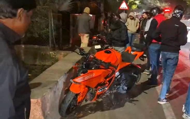 धनबाद  :  बाइक रेसिंग के दौरान भीषण हादसा, 8 युवक घायल, 4 की हालत नाजुक