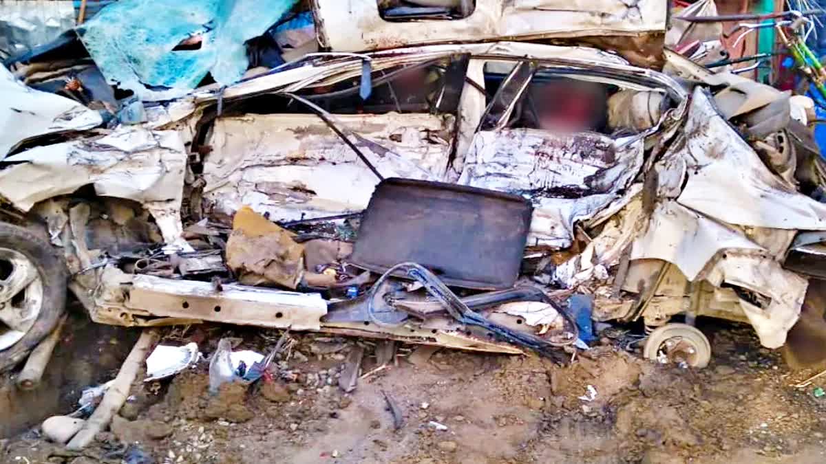 मधेपुरा :  हाइवा–कार की भीषण टक्कर, चार युवकों की दर्दनाक मौत