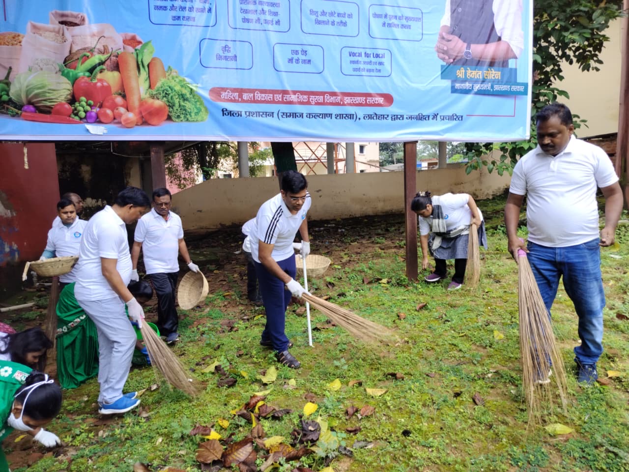 लातेहार:  समाहरणालय परिसर में चलाया गया स्‍वच्‍छता अभियान