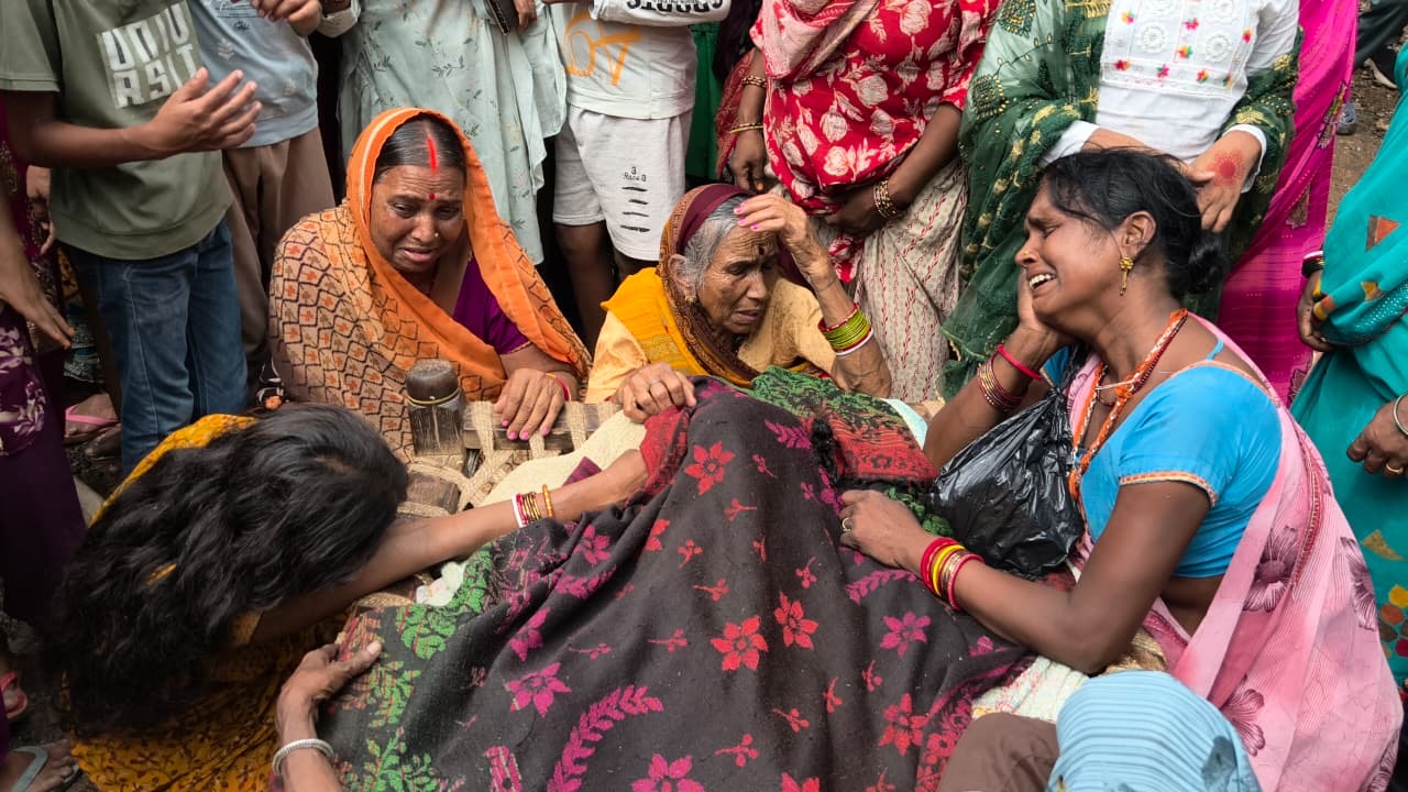 गिरिडीह : मवेशी लदे पिकअप की चपेट में आकर मासूम की मौत, आक्रोशितों ने सड़क जाम की