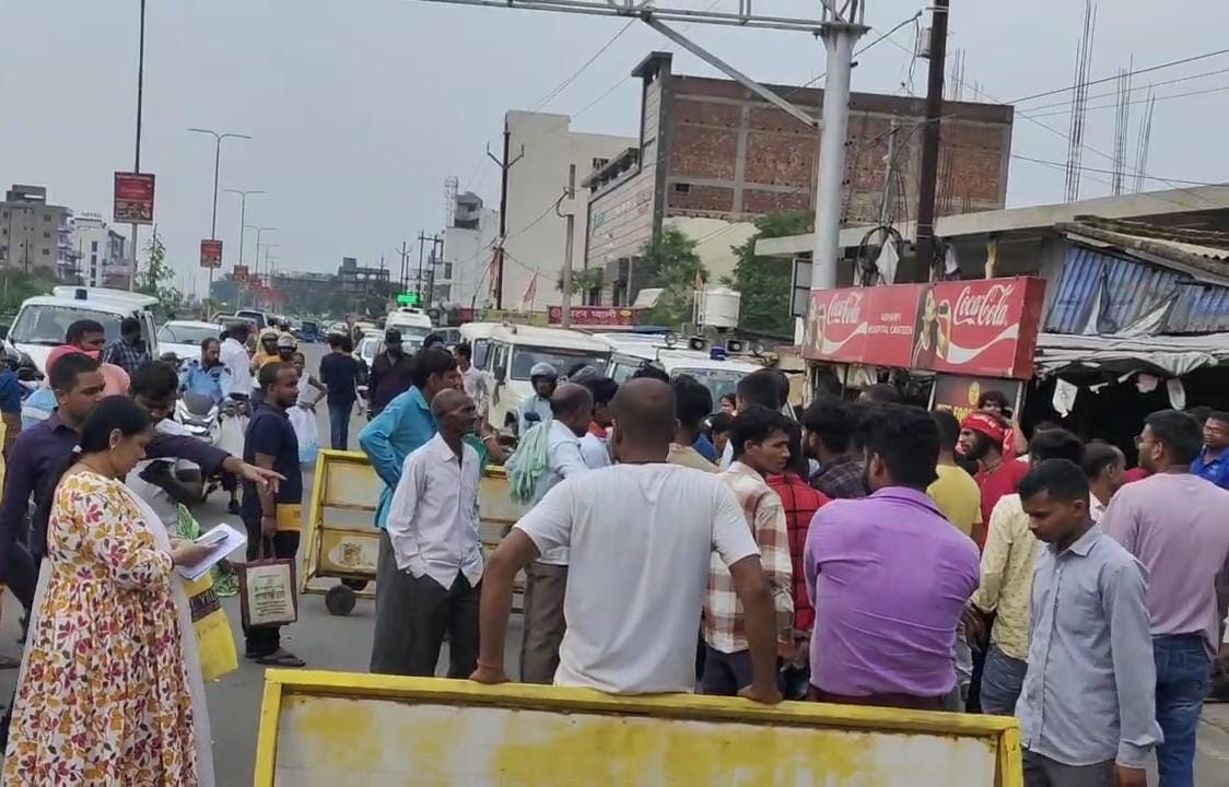 धनबाद :  अशर्फी अस्पताल में प्रसव के दौरान महिला की मौत, परिजनों ने जमकर किया हंगामा