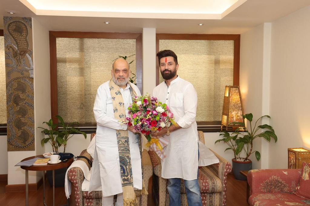 अमित शाह से मिले चिराग पासवान, CM फेस पर साधी चुप्पी, महागठबंधन को लठबंधन बताया