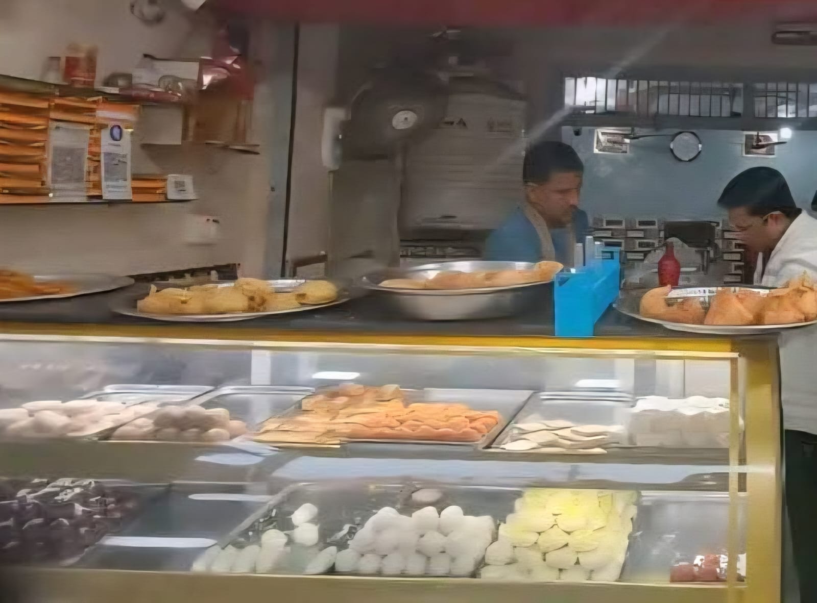 झरिया के कई दुकानों पर फूड सेफ्टी ऑफिसर की छापेमारी, लड्डू व नमकीन के नमूने फेल