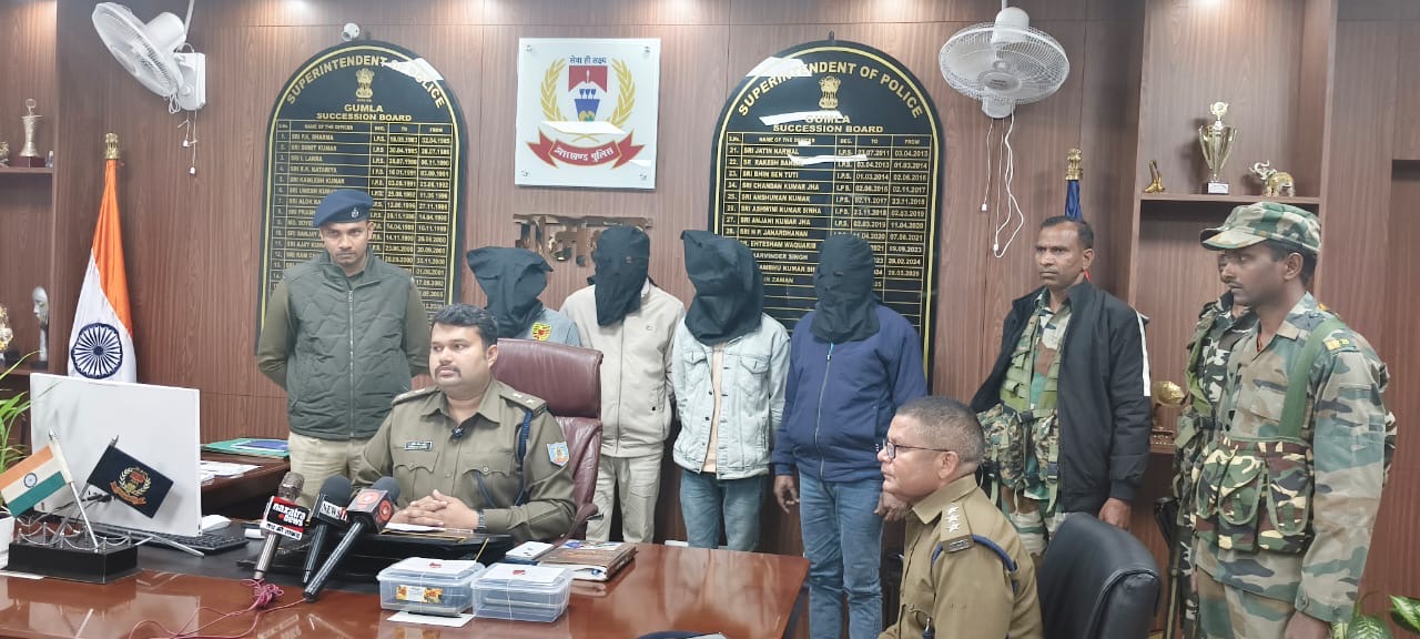 गुमला : पालकोट में 132 किलो गांजा बरामद, तस्करी में प्रयुक्त दो लग्जरी वाहन समेत 4 गिरफ्तार