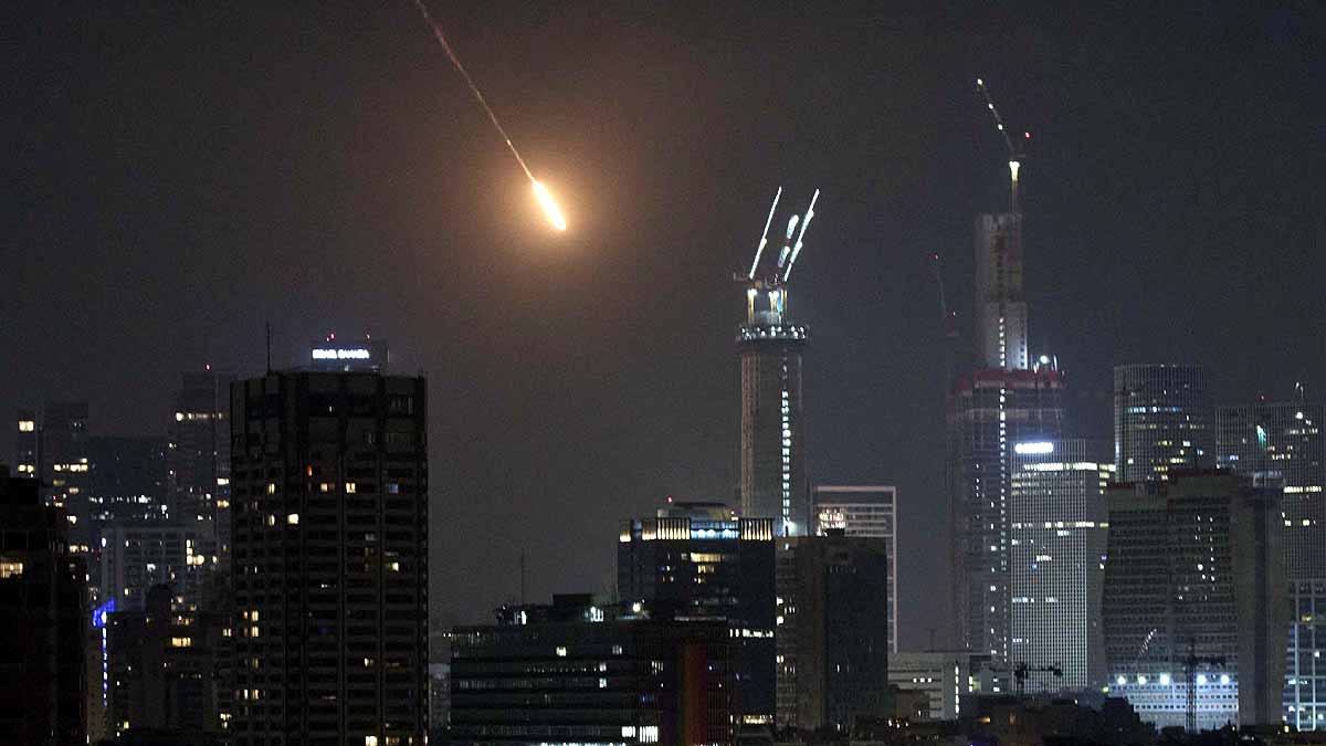 ईरान की  घातक मिसाइल फतेह से इजराइल में तबाही, खामेनेई बोले-द बैटल बिगिन्स, ट्रंप ने  दी बिना शर्त सरेंडर की चेतावनी