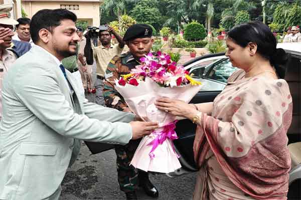धनबाद :  मुख्य सचिव अलका तिवारी का भव्य स्वागत, गार्ड ऑफ ऑनर दिया गया