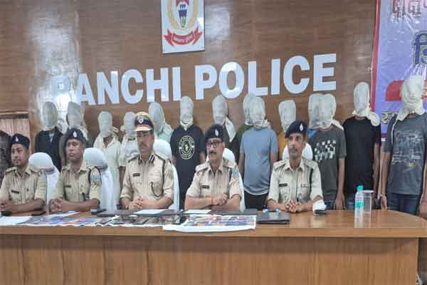 रांची :  ऑनलाइन जुआ गिरोह का भंडाफोड़, 14 अरेस्ट,  भारी मात्रा में उपकरण बरामद
