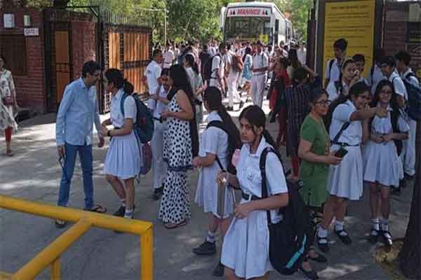 दिल्ली के 20 से ज्यादा स्कूलों में बम की धमकी, आतिशी बोलीं-चार इंजन की सरकार बच्चों को सुरक्षा नहीं दे पा रही