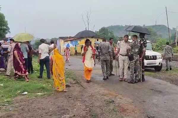 धनबाद :  पुटकी में दो पक्षों के बीच हिंसक झड़प, पथराव व तोड़फोड़ में एक युवती घायल