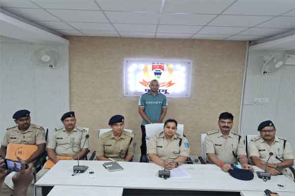 अपराधी डब्लू सिंह ने पलामू पुलिस के समक्ष किया सरेंडर, मुख्य धारा में लौटने की कही बात