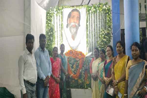जमशेदपुर : JMM प्रखंड अध्यक्ष पलटन मुर्मू पहुंचे नेमरा, दिशोम गुरु को दी श्रद्धांजलि