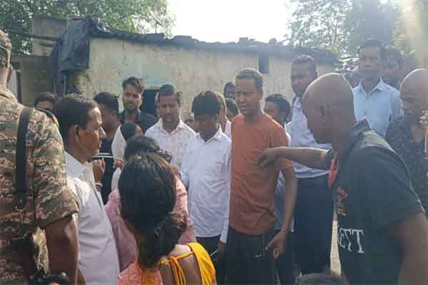 धनबाद : अवैध खनन से भू-धंसान, एक घर जमींदोज, दर्जनों मकानों में आईं दरारें