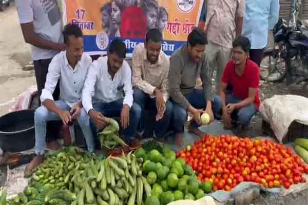 गिरिडीह :  पीएम मोदी के जन्मदिन पर युवा कांग्रेस ने मनाया बेरोजगार दिवस, सब्जी बेच जताया विरोध