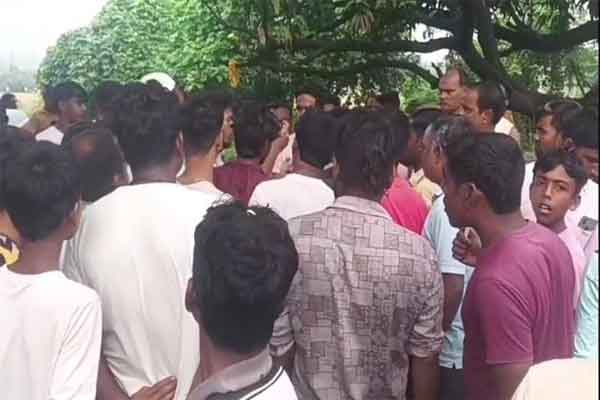 धनबाद :  मवेशी चोरी के शक में भीड़ ने की युवक की पिटाई, पुलिस को सौंपा