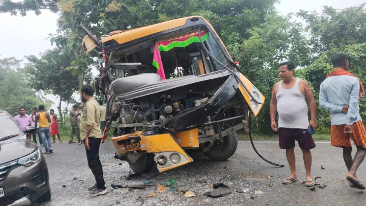 सारण : स्कूल बस और पेट्रोल टैंकर की जोरदार टक्कर, 6 से अधिक बच्चे घायल