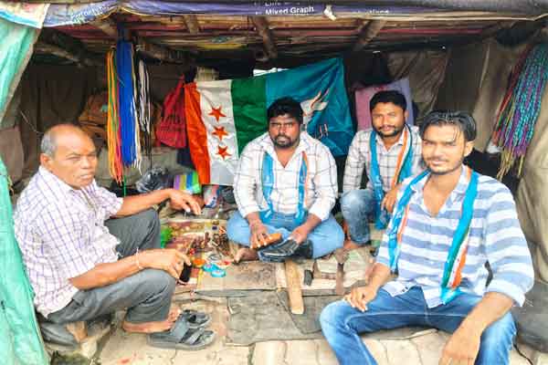 देवघर :   NSUI ने पीएम मोदी के जन्मदिन पर जूता पॉलिश कर मनाया बेरोजगार दिवस